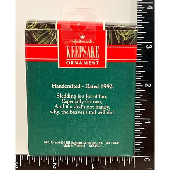 1992 HALLMARK KEEPSAKE ORNAMENT QX545-9 TOBOGGAN TAIL BEAVER & BABY SLED - Picture 2 of 6